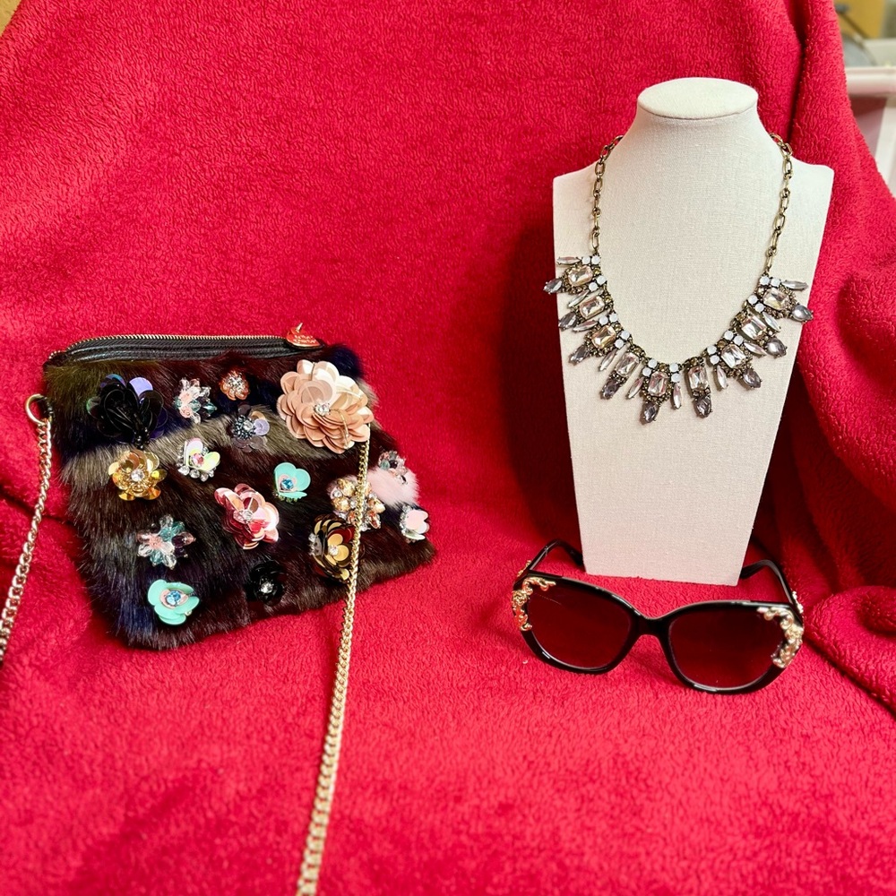 Betsey Johnson Bundle (Sunnies & Bag) with Vintage Unbranded Necklace - Picture 10 of 10